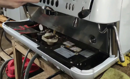 DeLonghi Magnifica — вода в поддоне